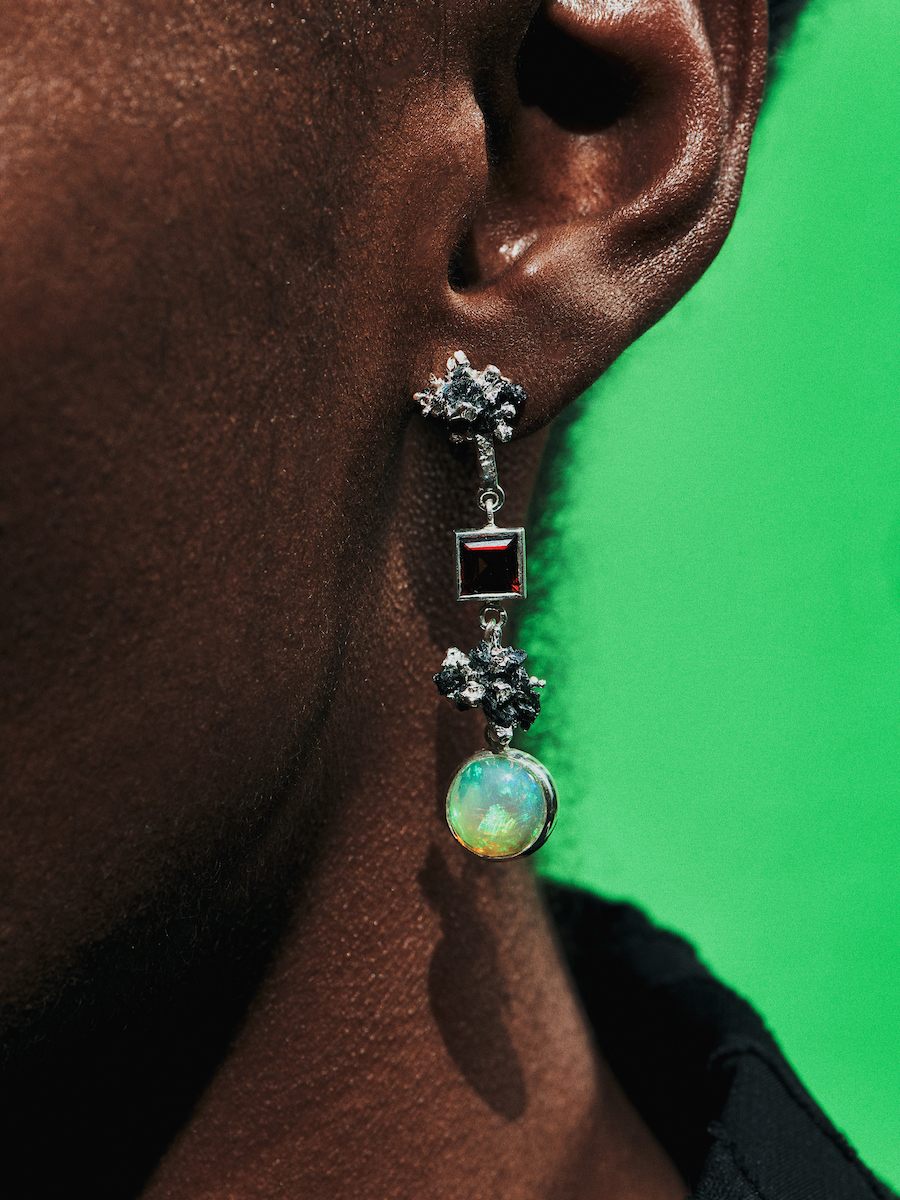 Boucles d'oreilles Asymétriques - Opale, Grenat et Argent Recyclé – PROMIS·E·S Boucles d'oreilles Asymétriques - Opale, Grenat et Argent Recyclé – PROMIS·E·S