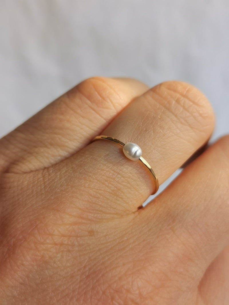 Bague fine martelée en or recyclé avec perle fabriquée à Paris, marque PROMISES