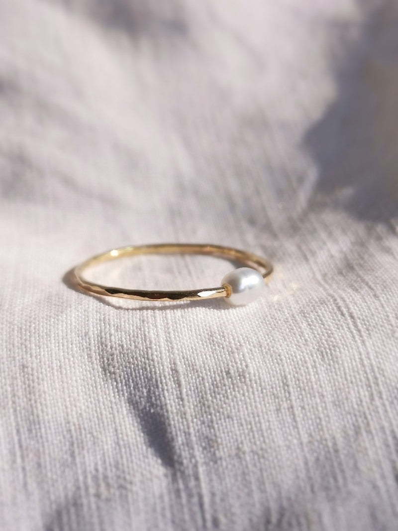 Bague en or recyclé avec perle fabriquée à Paris, marque PROMISES