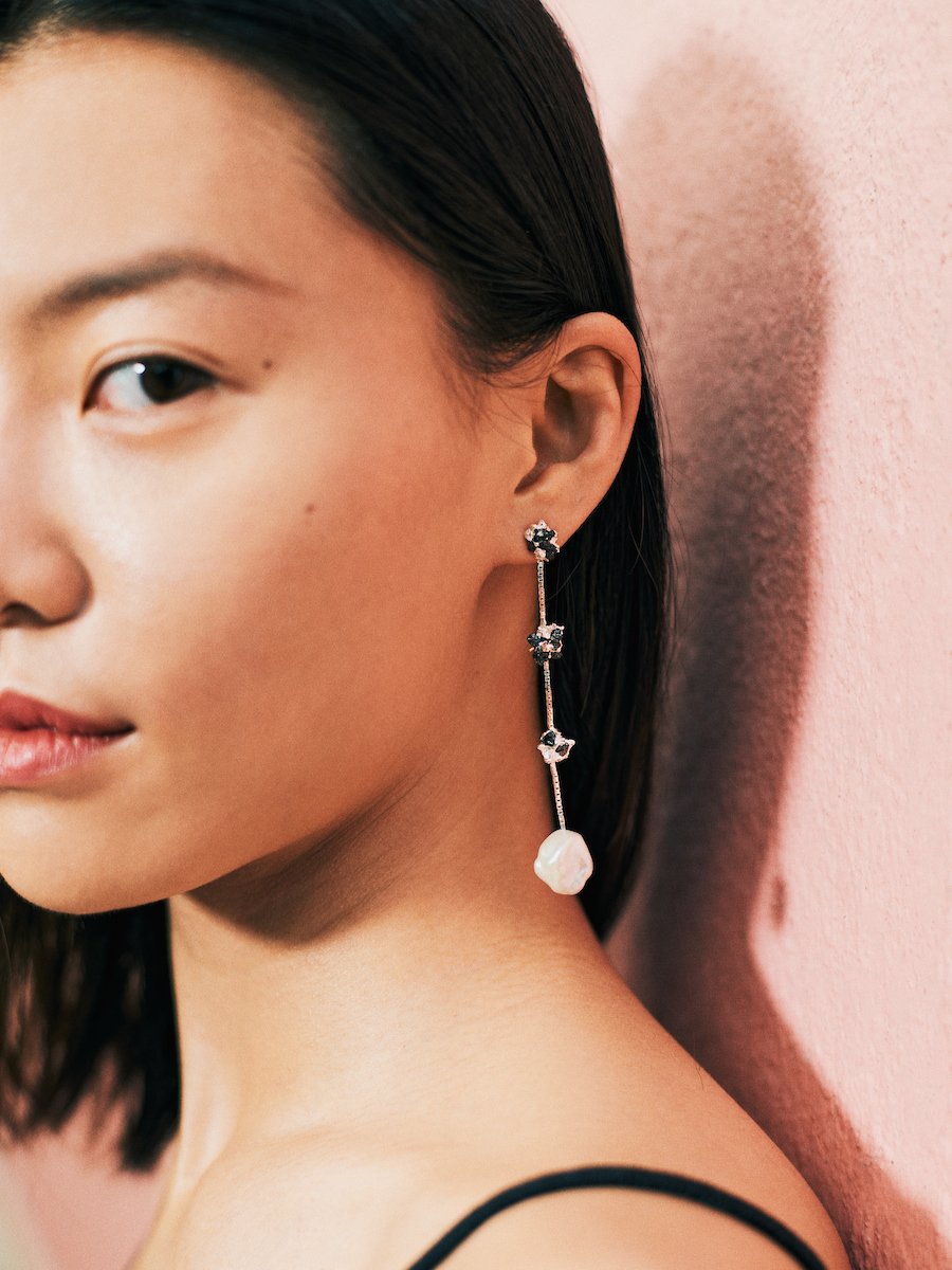 boucles d'oreilles perles et corindon, très originale, pendantes longues, fabriquées à Paris, marque PROMISES