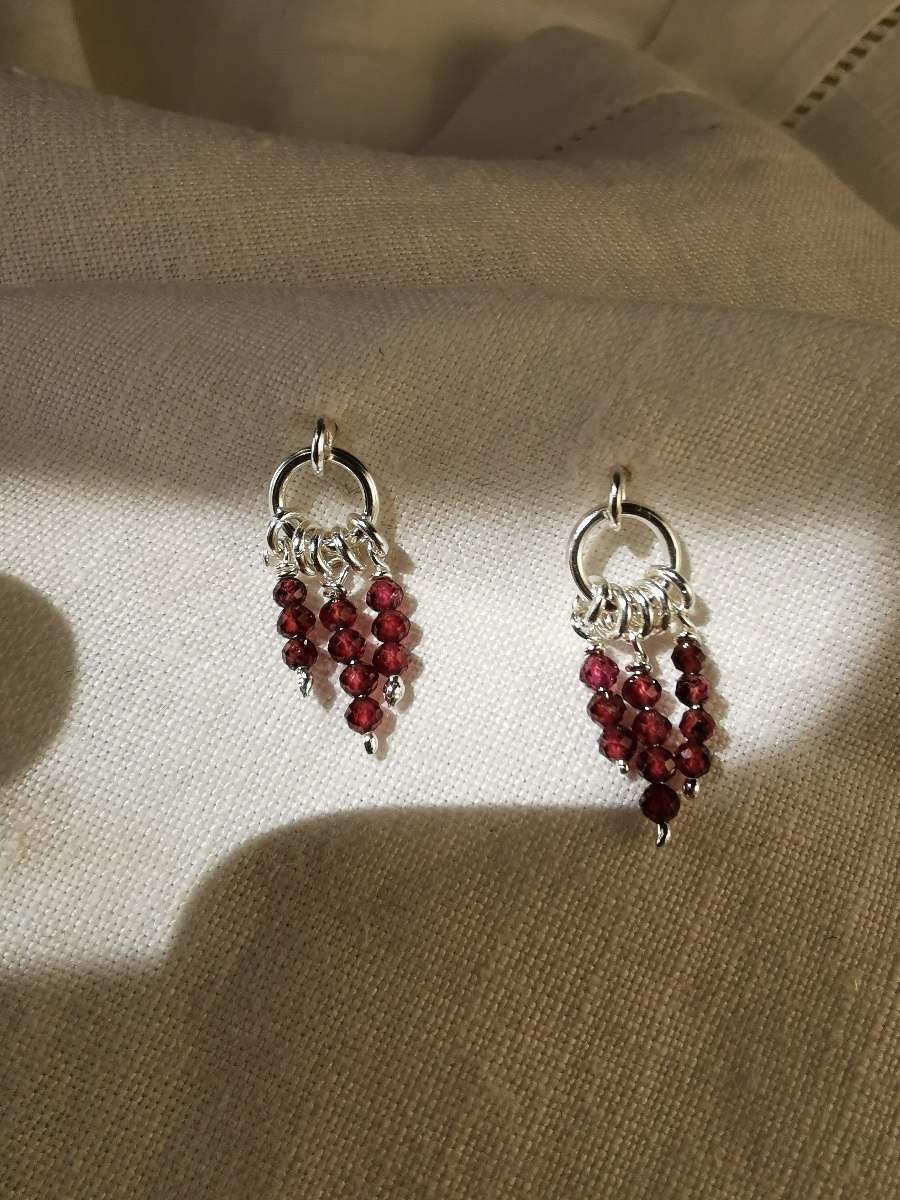 Boucles d'oreille rondes d'artisan créateur, rgent recyclé, grenat rouge, marque Promises