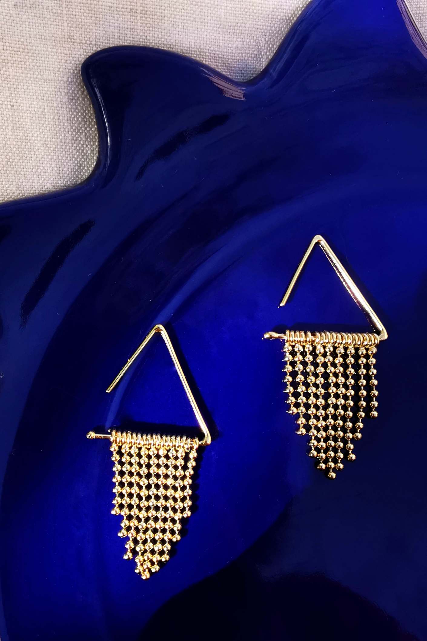 Boucles d'oreille chaine, forme triangulaire, originales et géométriques, couleur dorée. Marque PROMISES