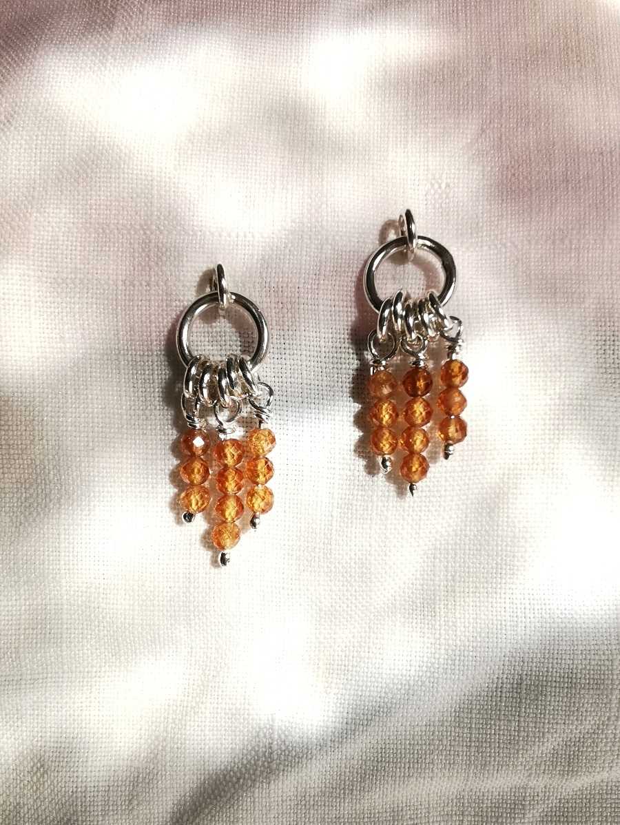 Boucles d'oreille rondes d'artisan créateur, rgent recyclé, grenat orange, marque Promises