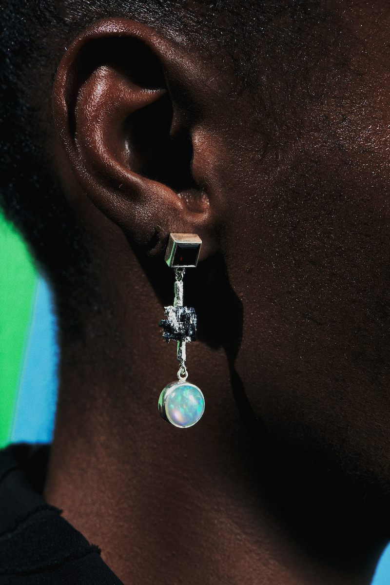 Boucle d'oreille assymétrique originale, opale, grenat, fabriquée à Paris marque PROMISES