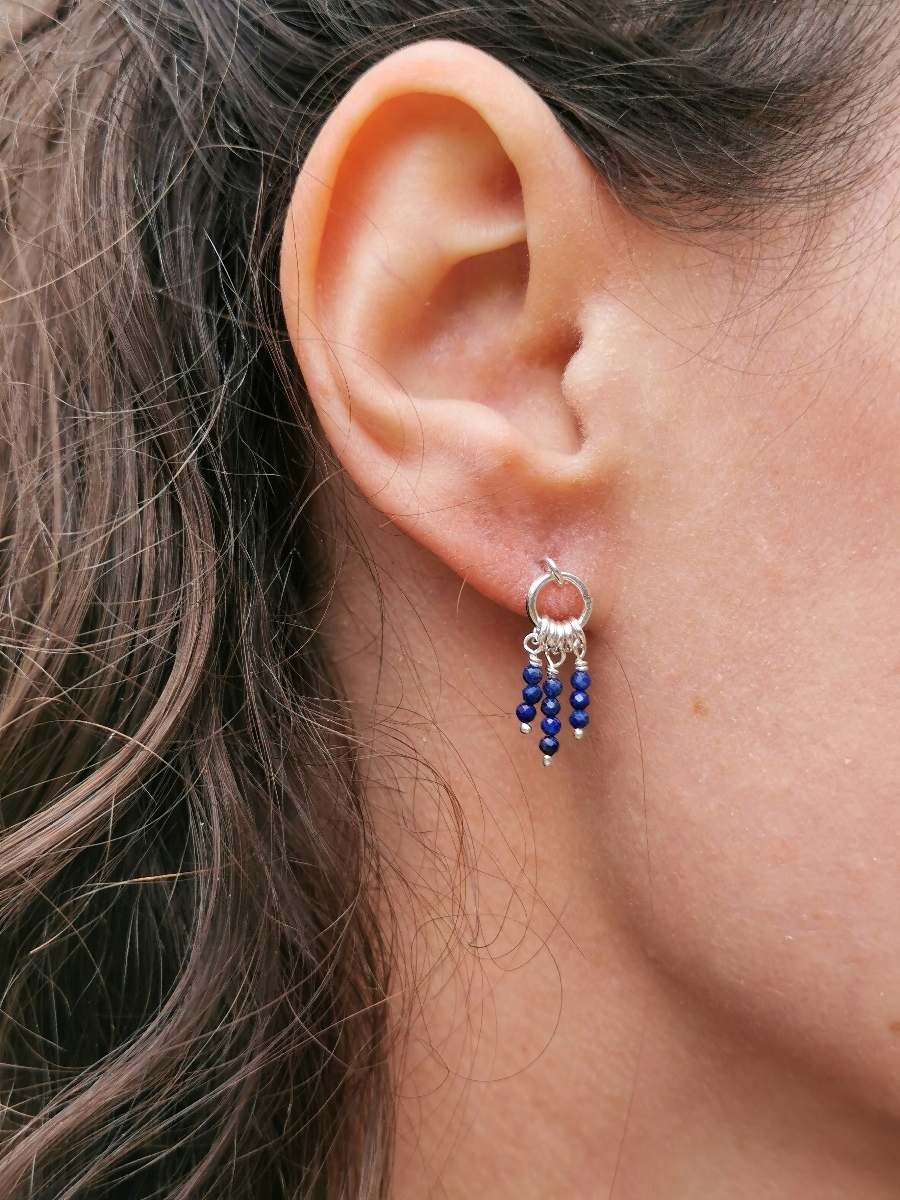 Boucles d'oreille rondes d'artisan créateur, rgent recyclé, lapis lazuli, portées, marque Promises