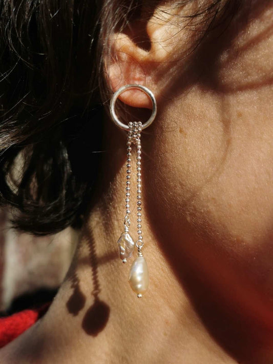 Boucles d'oreilles cercle, chaines et perles, longues pendantes et originales, fabriquées à Paris. Marque PROMISES