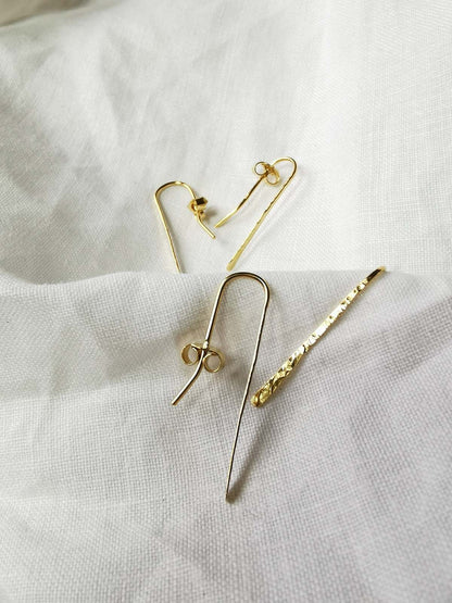 Boucles d'oreilles martelées en argent recyclé. Fabriquées à Paris marque PROMIS·E·S