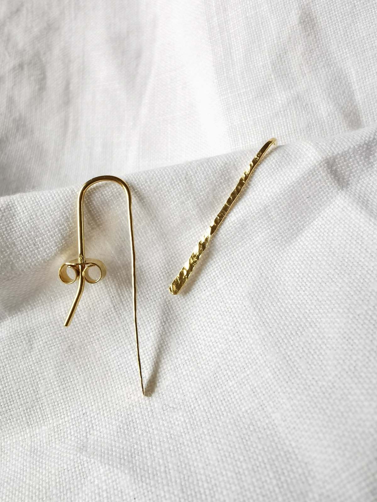 Boucles d'oreilles martelées en argent recyclé. Fabriquées à Paris marque PROMIS·E·S