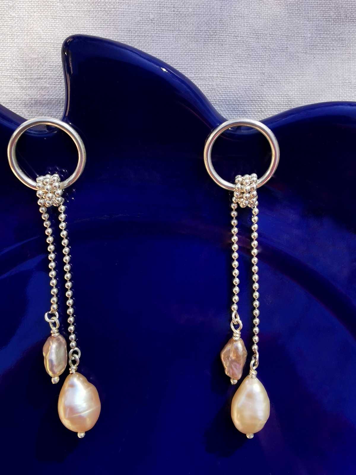 Boucles d'oreilles cercle, chaines et perles, longues pendantes et originales, fabriquées à Paris. Marque PROMISES